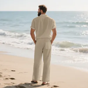 Vista trasera de un conjunto de lino beige para hombre en una playa durante el verano.