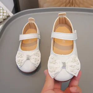 Eleganti scarpe bianche da principessa per bambina con fiocco e perle