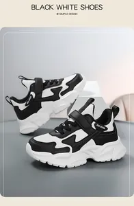 Moderne schwarz-weiße Kindersportschuhe mit leichten, weichen Sohlen für Jungen