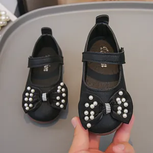 Eleganti scarpe Mary Jane nere per bambine con fiocco di perle e dettaglio in strass luce