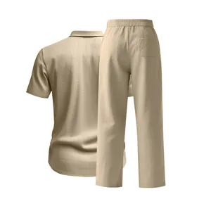 Vista posterior de conjunto de lino beige para hombre con camisa de manga corta y pantalón