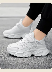 Seitenansicht der weißen, leichten Kinder-Sneaker mit Klettverschluss und weicher, dicker Sohle