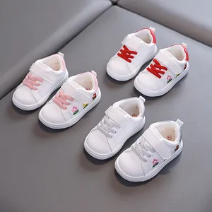 Minimalistische weiße Babyschuhe mit Blumenstickerei und rutschfester Weichsohle