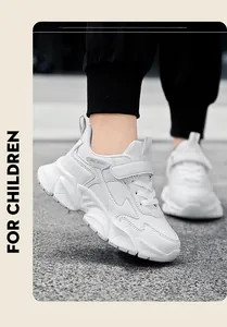 Seitenansicht weißer Chunky-Sneaker für Jungen mit verstellbaren Klettverschlüssen
