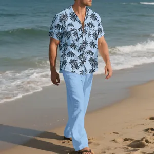 Vista completa de un conjunto de playa azul claro para hombre con estampado coco.