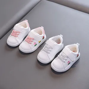 Weiße Lauflernschuhe für Kleinkinder mit Blumenstickerei und weicher rutschfester Sohle
