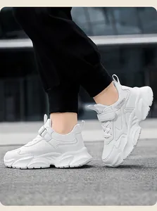 Weiße klobige Kinder-Sportschuhe mit weicher Sohle und Klettverschluss für Jungen von 6-12