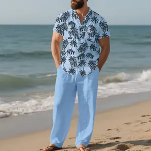 Detalle del conjunto playero azul para hombre con camisa de palmeras y pantalón largo