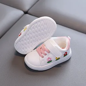 Weiße Baby-Lernlaufschuhe für 1-3 Jahre mit rosa Schnürsenkeln und Blumenstickereien