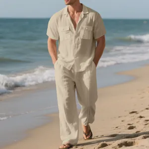 Conjunto de playa de lino beige para hombre con camisa de manga corta y pantalón holgado.