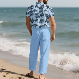 Vista trasera de camisa hawaiana azul de hombre con estampado de palmeras y pantalón