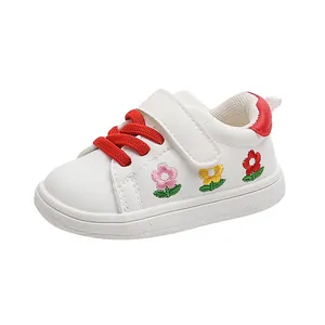 Weiße Kleinkind-Sneaker für 1-3 Jahre alte Babys mit roten Schnürsenkeln und Blumenstickerei