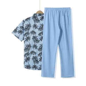 Vista detallada del conjunto de camisa con estampado de palmeras azules y pantalón casual