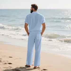 Detalle posterior del conjunto de playa para hombre en lino azul con pantalón largo
