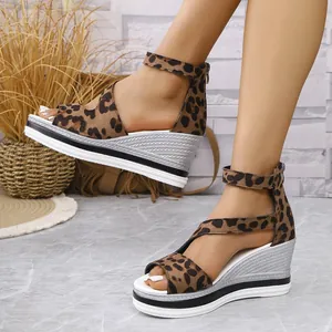 Detailansicht der Leopard-Print Keilsandaletten mit silberner Flechtstruktur und Peep-Toe.