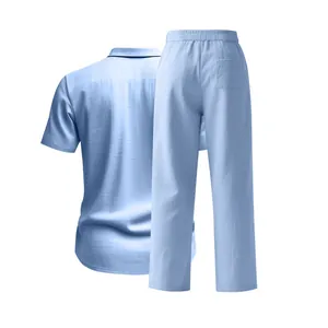 Vista trasera detallada de conjunto informal de lino azul claro para hombre con camisa