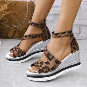 Damen Keilsandaletten mit Leopardenmuster, Peep-Toe und silbernem Plateausohlen-Detail