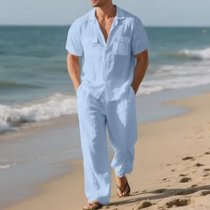 Detalle del conjunto de playa de lino azul claro para hombre con camisa y pantalón holgado
