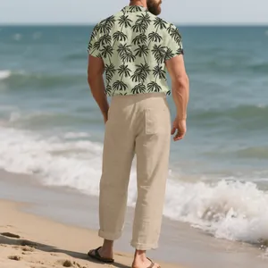 Vista trasera detallada de camisa hawaiana con estampado de palmeras y pantalón