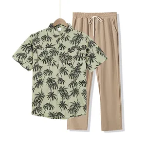 Vista detallada de camisa hawaiana para hombre y pantalón casual a juego estampado