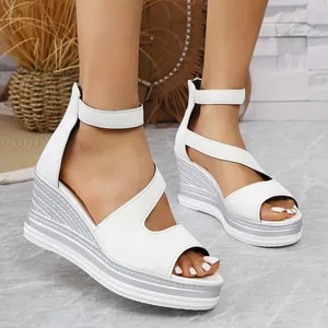 Elegante weiße Keilsandaletten mit silbernem Plateau und modischem Peep-Toe-Design