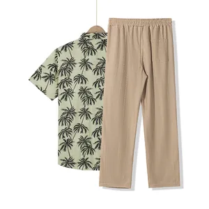 Vista trasera de camisa con estampado de palmeras y pantalón caqui