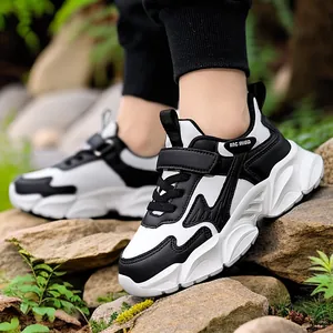 Leichte schwarz-weiße Sportschuhe für Jungen mit weicher Sohle zum Laufen.