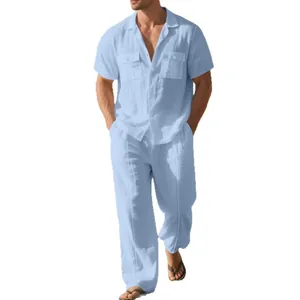 Conjunto casual de hombre en mezcla de lino azul claro con camisa de manga corta y pantalón