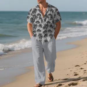 Conjunto de playa para hombre con camisa de palmeras y pantalón gris casual holgado.