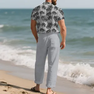 Detalle posterior de conjunto hombre con camisa hawaiana de palmeras y pantalón gris