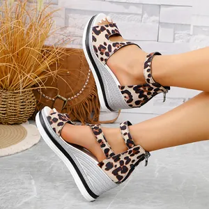 Modische Keilsandaletten mit Leopardenmuster, Peep-Toe und Knöchelriemen