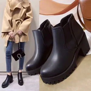 Close-up van zwarte Chelsea boots met blokhak, plateauzool en elastisch inzetstuk