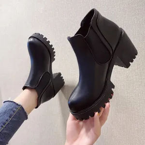 Stijlvolle zwarte Chelsea boots voor dames met blokhak en dikke profielzool.