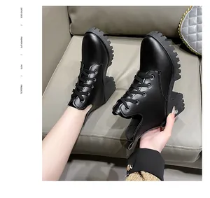 Modische schwarze Martin-Stiefel für Damen mit dicker Plateausohle und runder Zehen