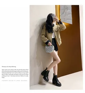 Modische schwarze Damen-Stiefeletten mit Blockabsatz in einem schicken Outfit