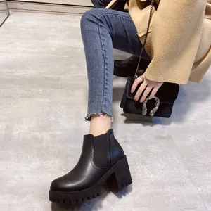 Klassieke zwarte Chelsea boots voor dames met een blokhak en een dikke plateauzool