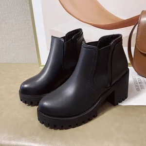 Modieuze zwarte Chelsea boots voor dames met blokhak, ronde neus en grove profielzool