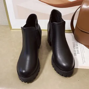 Gedetailleerd overzicht van zwarte Chelsea boots voor dames met blokhak en dikke zolen