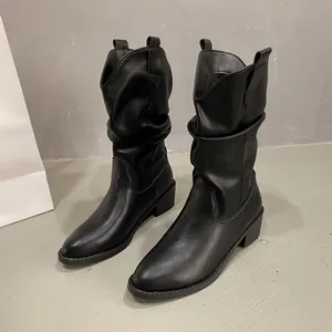 Κομψές μαύρες slouchy μπότες cowboy με μυτερή μύτη και σταθερό χοντρό τακούνι
