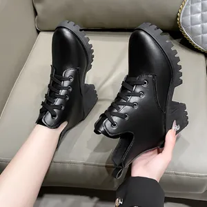 Elegante schwarze Leder-Stiefeletten mit dicker Plateausohle und klassischer Schnürung