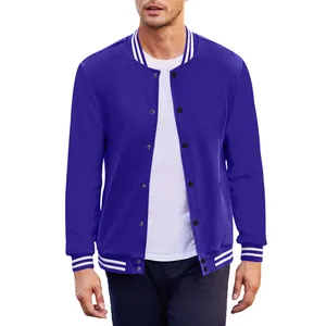 Vue détaillée d'une veste de baseball rétro américaine violette pour hommes avec rayures
