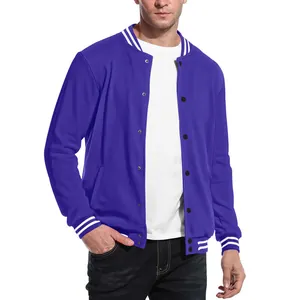 Détail d'une veste de baseball violette rétro avec col et poignets à rayures blanches.