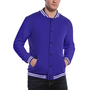 Détail d'un blouson teddy bleu pour homme avec des rayures blanches rétro