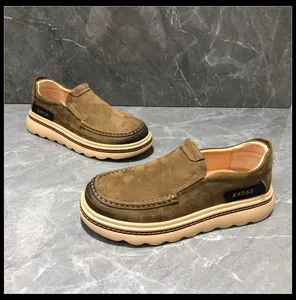 Vue détaillée de mocassins élégants en daim marron avec semelles compensées ondulées.