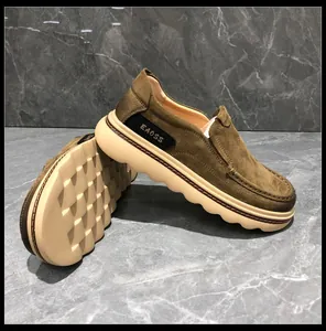 Vue détaillée de mocassins en daim pour hommes avec semelle épaisse antidérapante