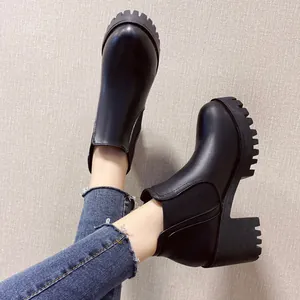 Modieuze zwarte Chelsea boots voor dames met een hoge blokhak en dikke plateauzool.