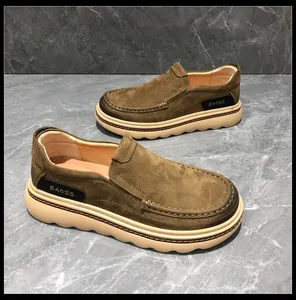 Mocassins en daim olive pour hommes avec semelles épaisses crème sur fond de marbre gris