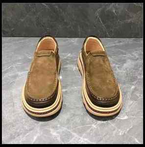 Gros plan de mocassins pour hommes en daim olive avec semelles épaisses beige clair