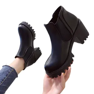 Klassieke zwarte Chelsea boots voor dames met stevige blokhak en dikke profielzool.