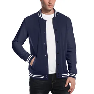 Détail de la veste varsity bleu marine avec col et poignets côtelés à rayures blanches